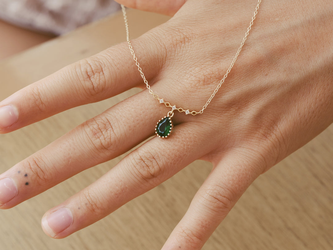 Romantic necklace with drop gemstone