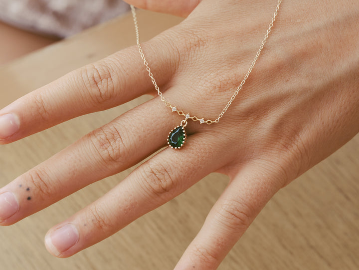 Romantic necklace with drop gemstone