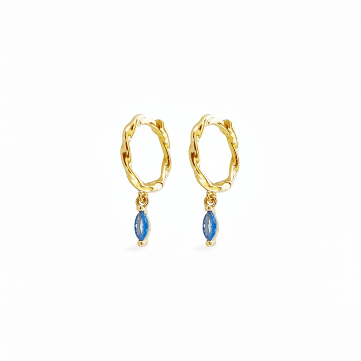 Kleine Creolen Gold gedreht, Huggies Hoops Twisted, goldene Creolen mit blauem Stein, wasserfeste Ohrringe von Alicia&
