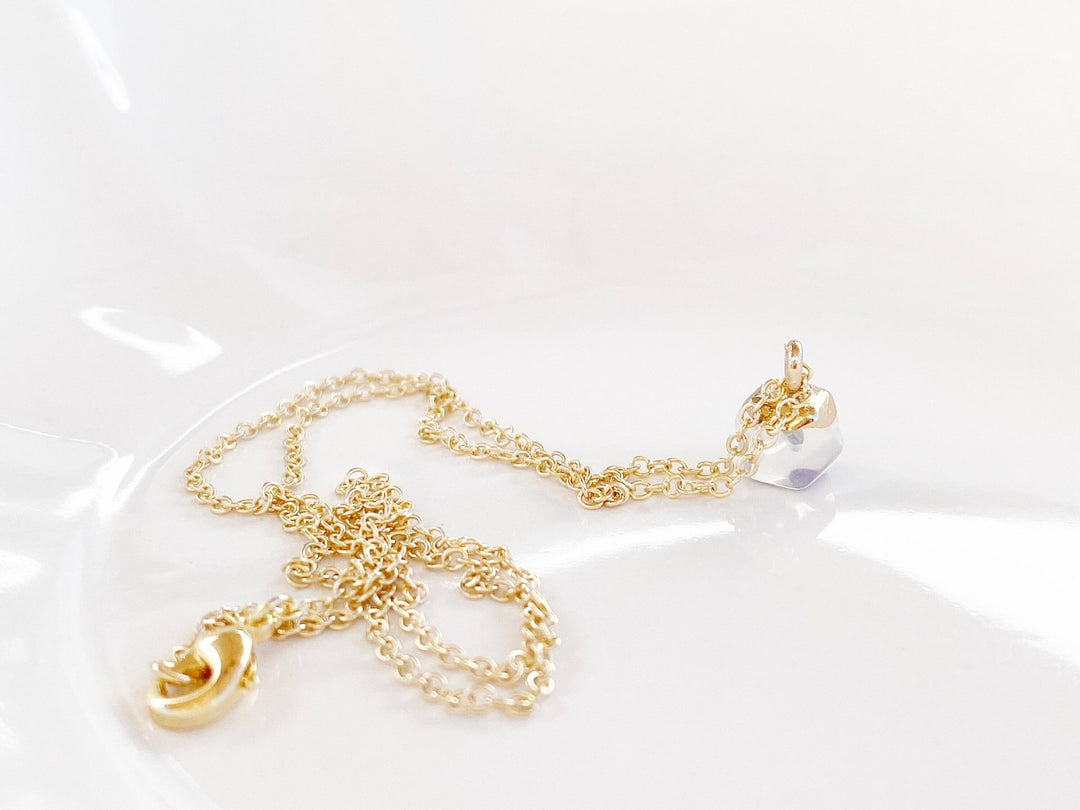 Zarte Halskette mit Opal Anhänger