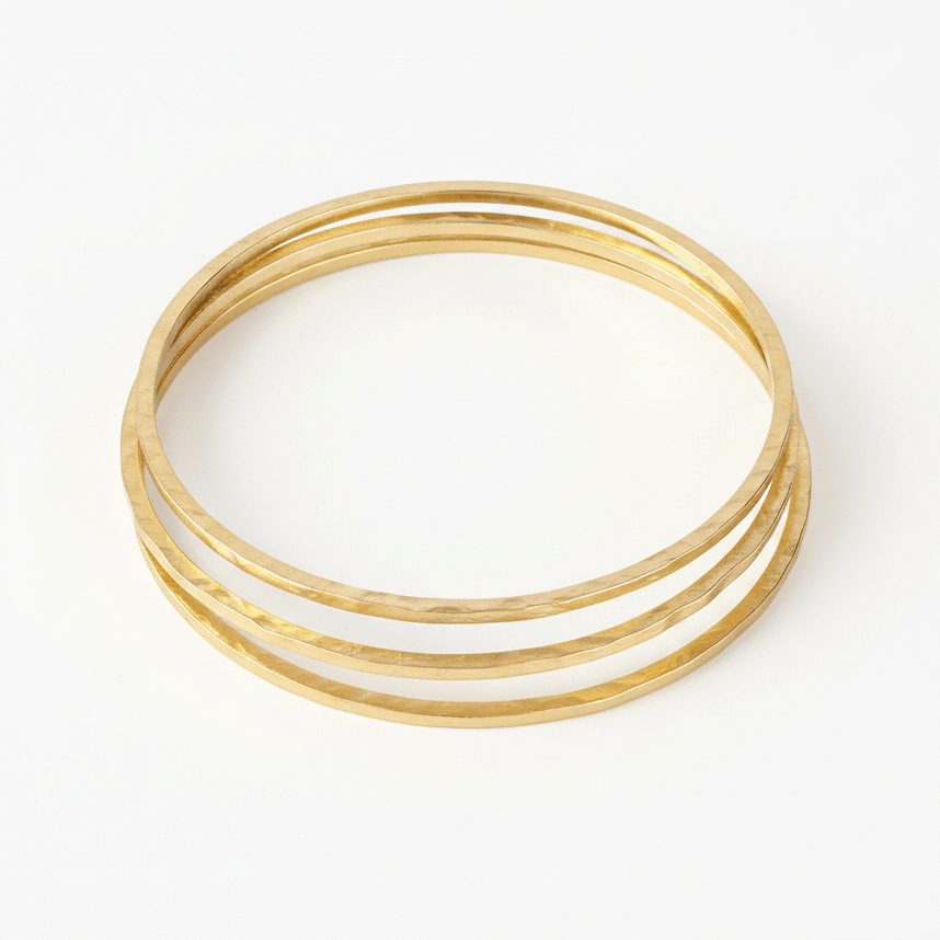 Matt gehämmerter Armreif mit geometrischer Struktur, Clean Girl, layering stacking gold, Style Schmuck für junge Frauen