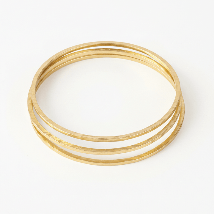 Matt gehämmerter Armreif mit geometrischer Struktur, Clean Girl, layering stacking gold, Style Schmuck für junge Frauen