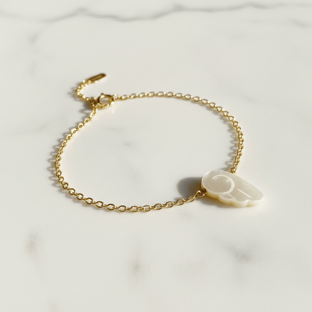 Armband mit Engelsflügel, Goldenes Armband mit Engel, 14k Gold Filled Armband, Gold Armband Damen Perlmutt, hautfreundlich