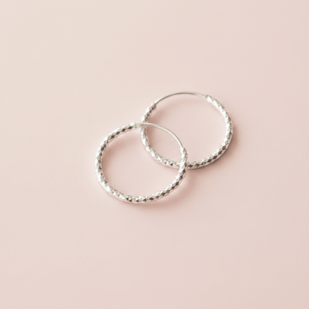 Kleine Creolen Silber Glitzer, silberne Creolen 925, echt Silber Hoops, wasserfester Schmuck für Frauen, sehr feine Creolen