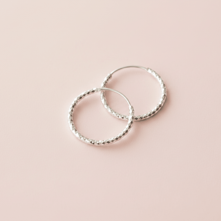 Kleine Creolen Silber Glitzer, silberne Creolen 925, echt Silber Hoops, wasserfester Schmuck für Frauen, sehr feine Creolen