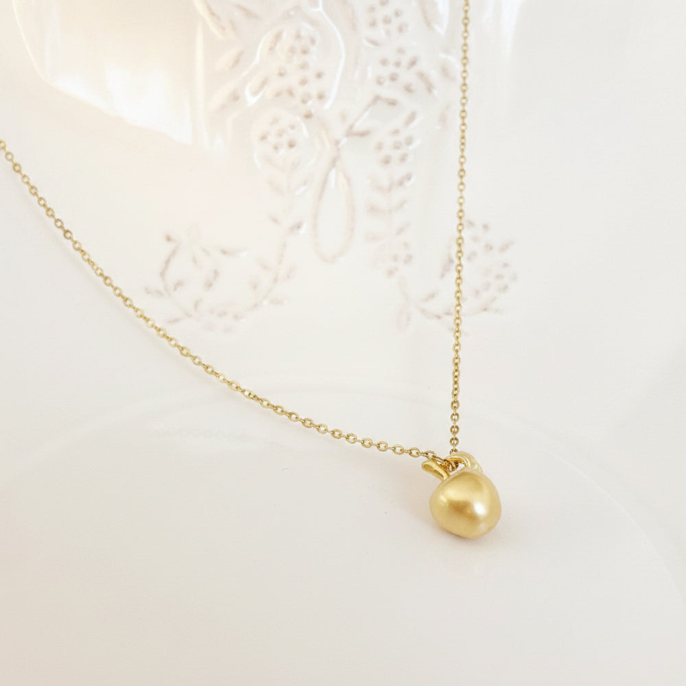 Apple necklace, matte gold - Alicia's Diary