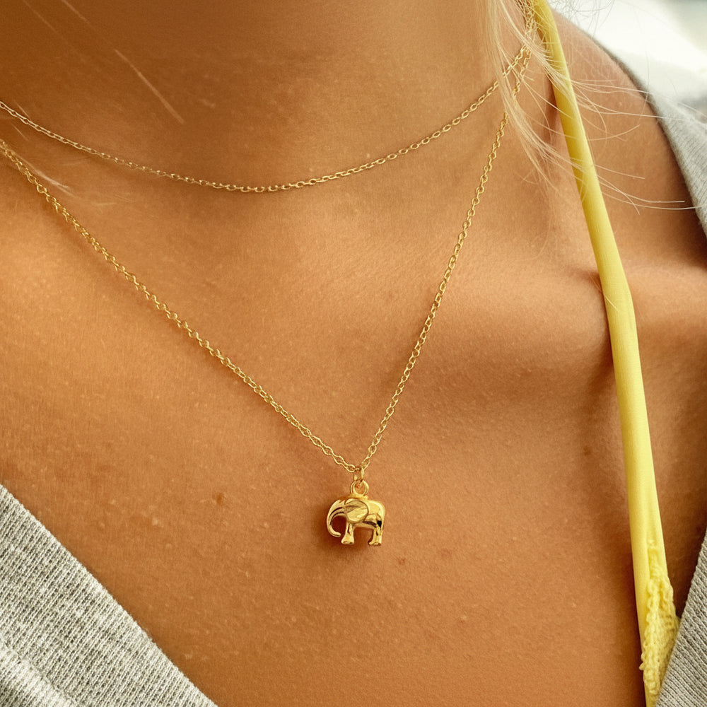 Gold Kette mit kleinem Elefant Anhänger als Geschenk für die Freundin, die Schwester oder die Mama, süße Kette mit Tier Charm von Alicia's Diary