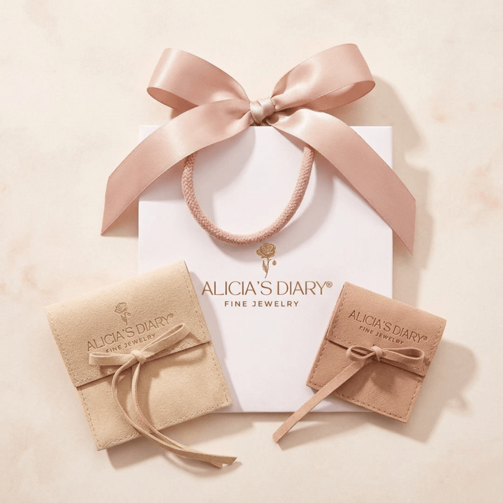 Sac cadeau blanc avec nœud, présenté avec deux pochettes à bijoux beiges