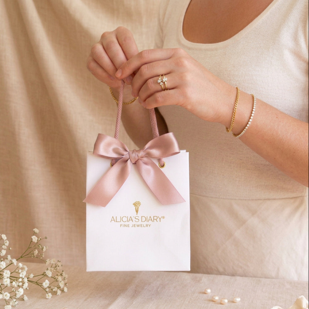 Femme avec sac cadeau à bijoux et grand nœud pour anniversaire, anniversaire de couple, Noël, emballage bijou