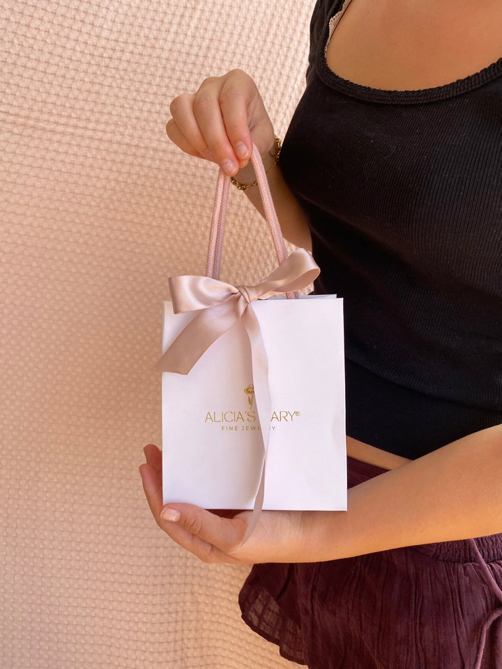 Frau mit Geschentasche für Schmuck von ALICIA'S DIARY