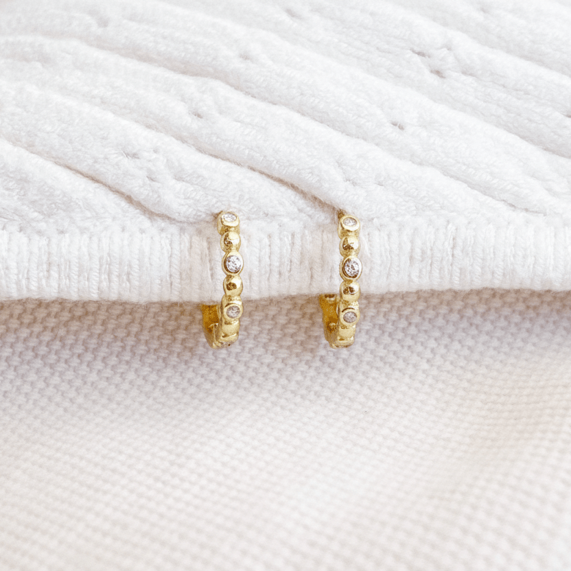 Gold Huggies 10mm, wasserfeste Ohrringe Gold Creolen, kleine Hoop Ohrringe, kleine Creolen mit Steinen, Gold creolen schlicht