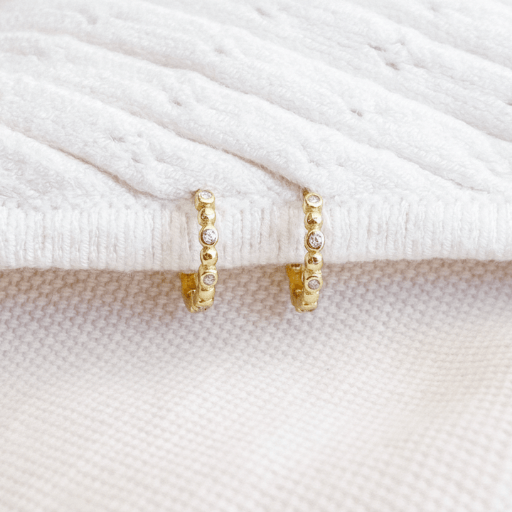 Gold Huggies 10mm, wasserfeste Ohrringe Gold Creolen, kleine Hoop Ohrringe, kleine Creolen mit Steinen, Gold creolen schlicht