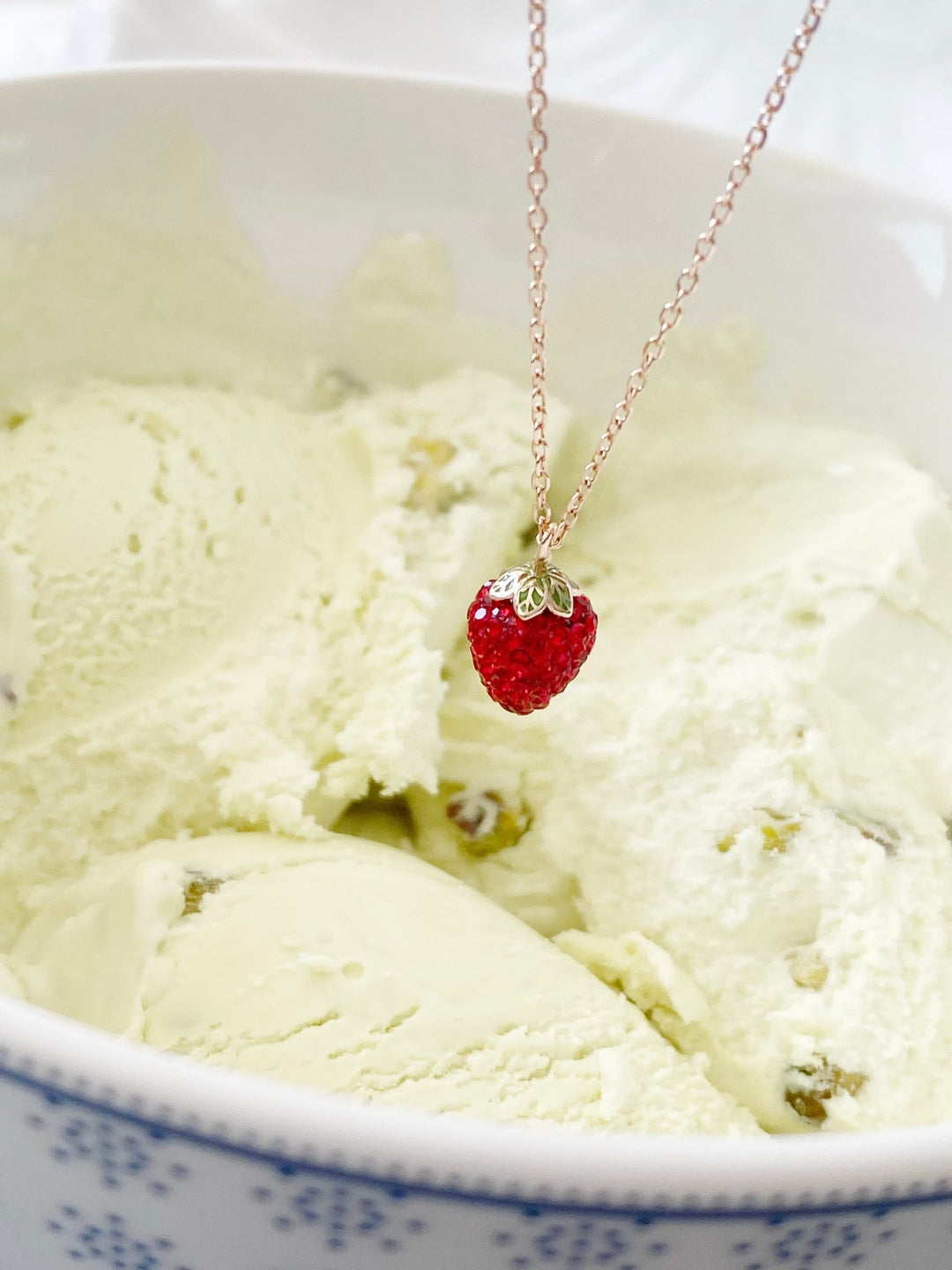 Halskette mit Erdbeer Anhänger aus vergoldetem Silber von der Schmuckmarke ALICIA'S DIARY