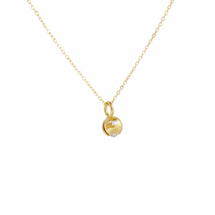 Goldene Halskette mit Bergkristall Anhänger, besonderer Schmuck für Frauen von Alicia&