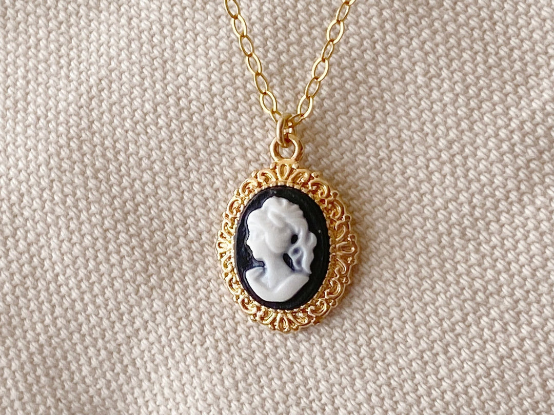 Kleines Portrait an goldener Halskette von ALICIA'S DIARY
