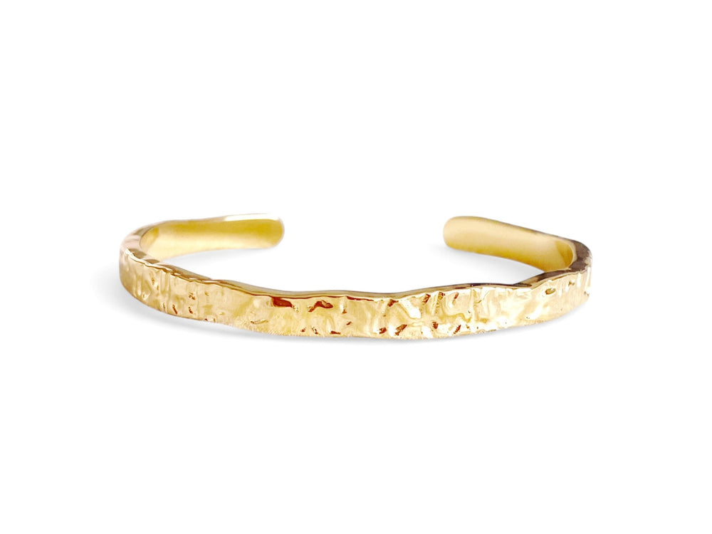 Gehämmerte goldene Armspange vor weißem Hintergrund - ALICIA'S DIARY®