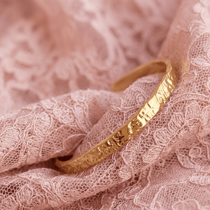 Jonc martelé doré – bracelets et joncs, bijoux de bras en or