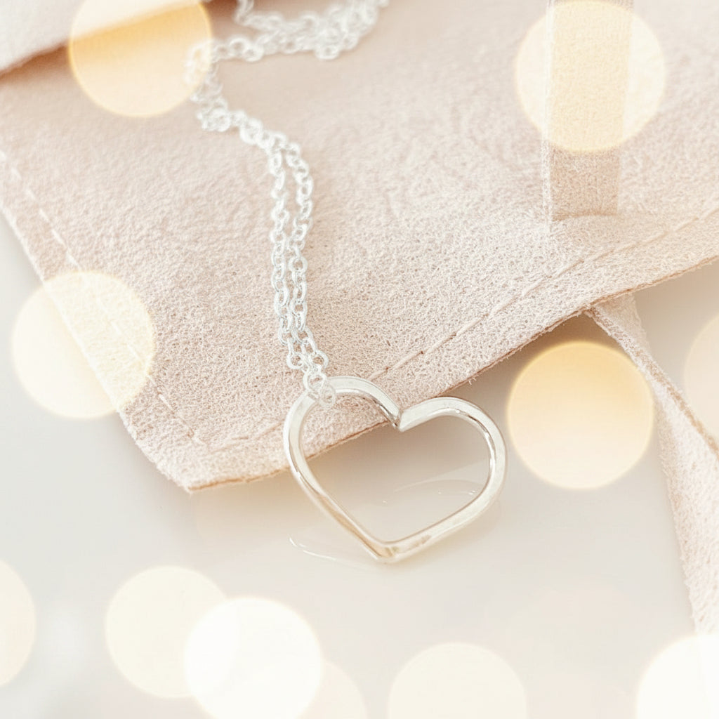 Silberne Halskette aus 925 Sterlingsilber mit gehämmertem Herz Anhänger, Vintage Schmuck für junge Frauen und Teenager