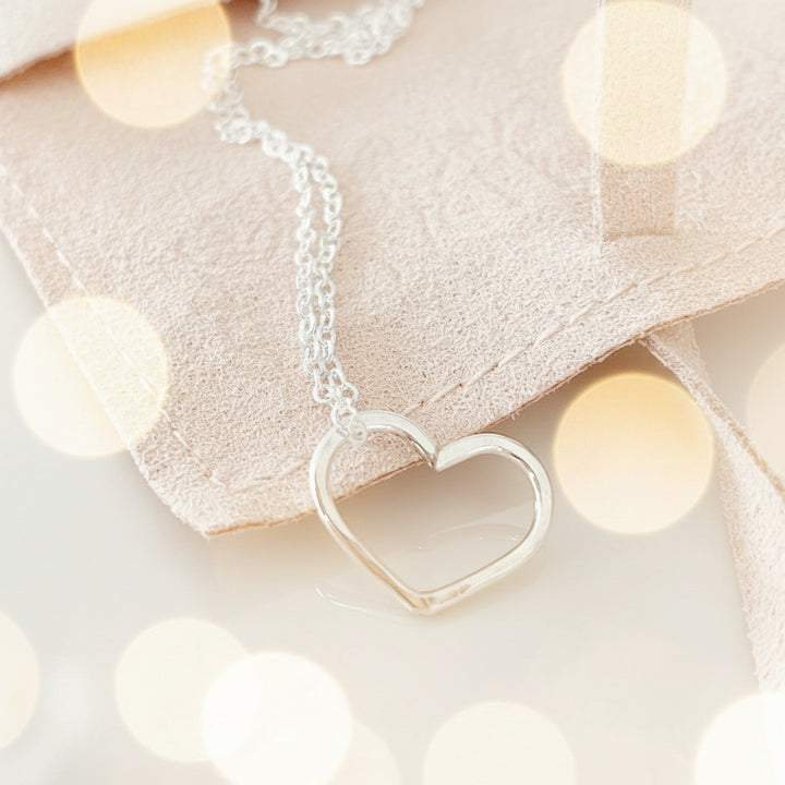 Silberne Halskette aus 925 Sterlingsilber mit gehämmertem Herz Anhänger, Vintage Schmuck für junge Frauen und Teenager