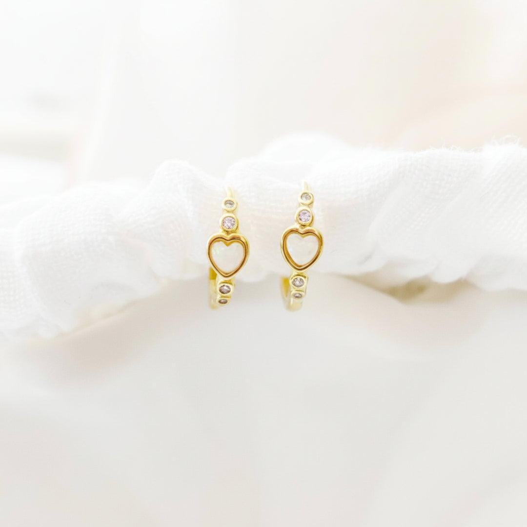 Goldene Herz Opal Huggie Creolen für junge Frauen und Kinder, vergoldete Silber-Ohrringe, antibakteriell von Alicia&