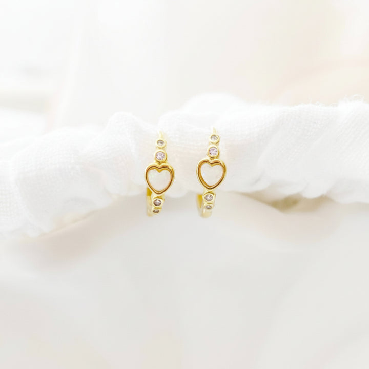Goldene Herz Opal Huggie Creolen für junge Frauen und Kinder, vergoldete Silber-Ohrringe, antibakteriell von Alicia&