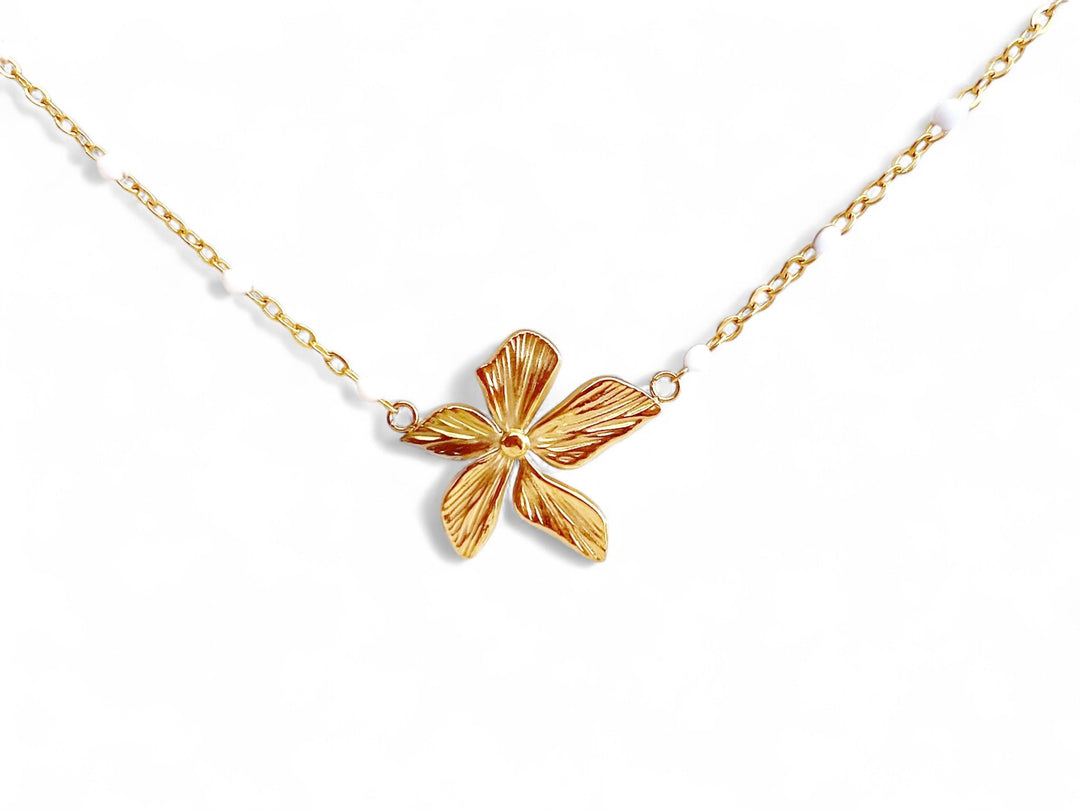 Hibiskus Halskette mit tropischer Blumen, Clean Girl Schmuck gold, Edelstahl Kette vergoldet mit Anhänger von Alicia&