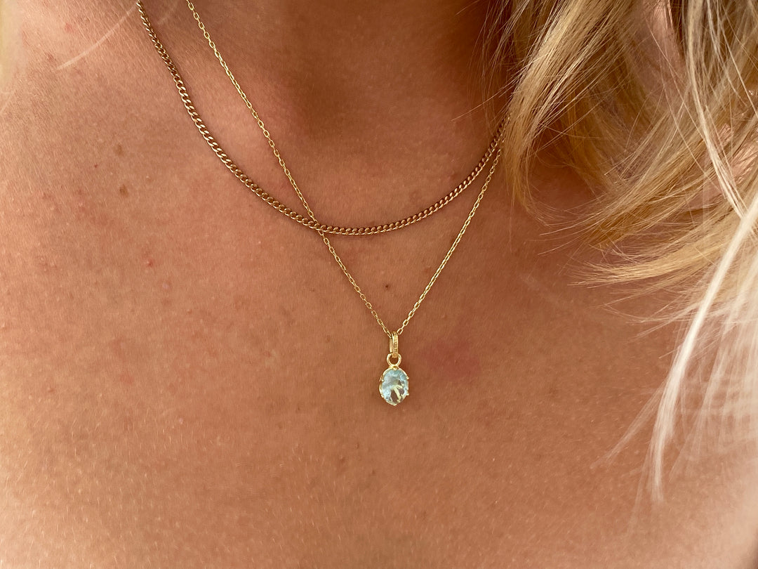 Romantische Goldkette mit blauem Stein