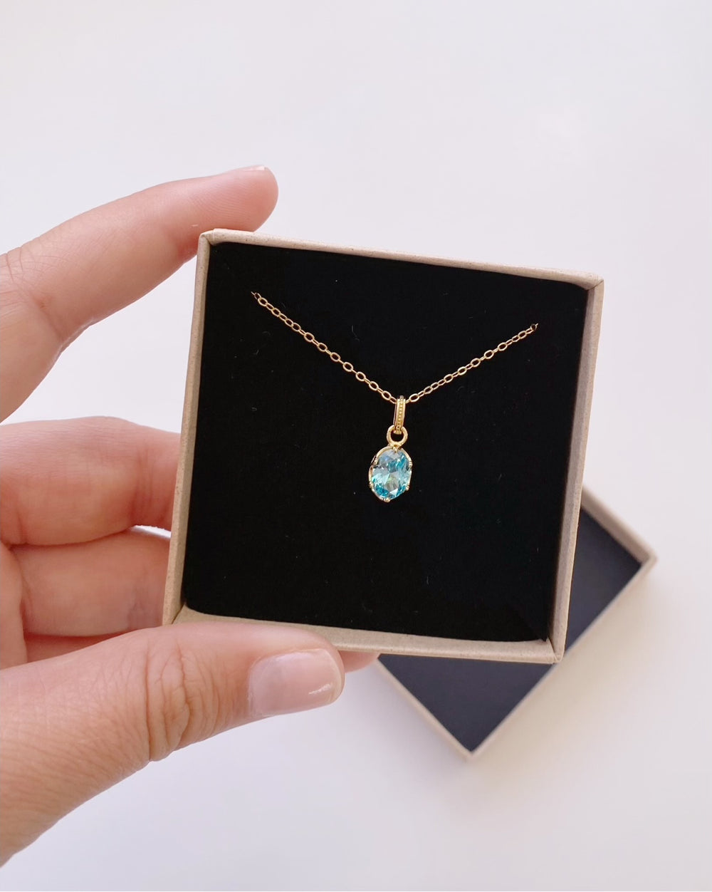 Romantische Goldkette mit blauem Stein-ALICIA'S DIARY®