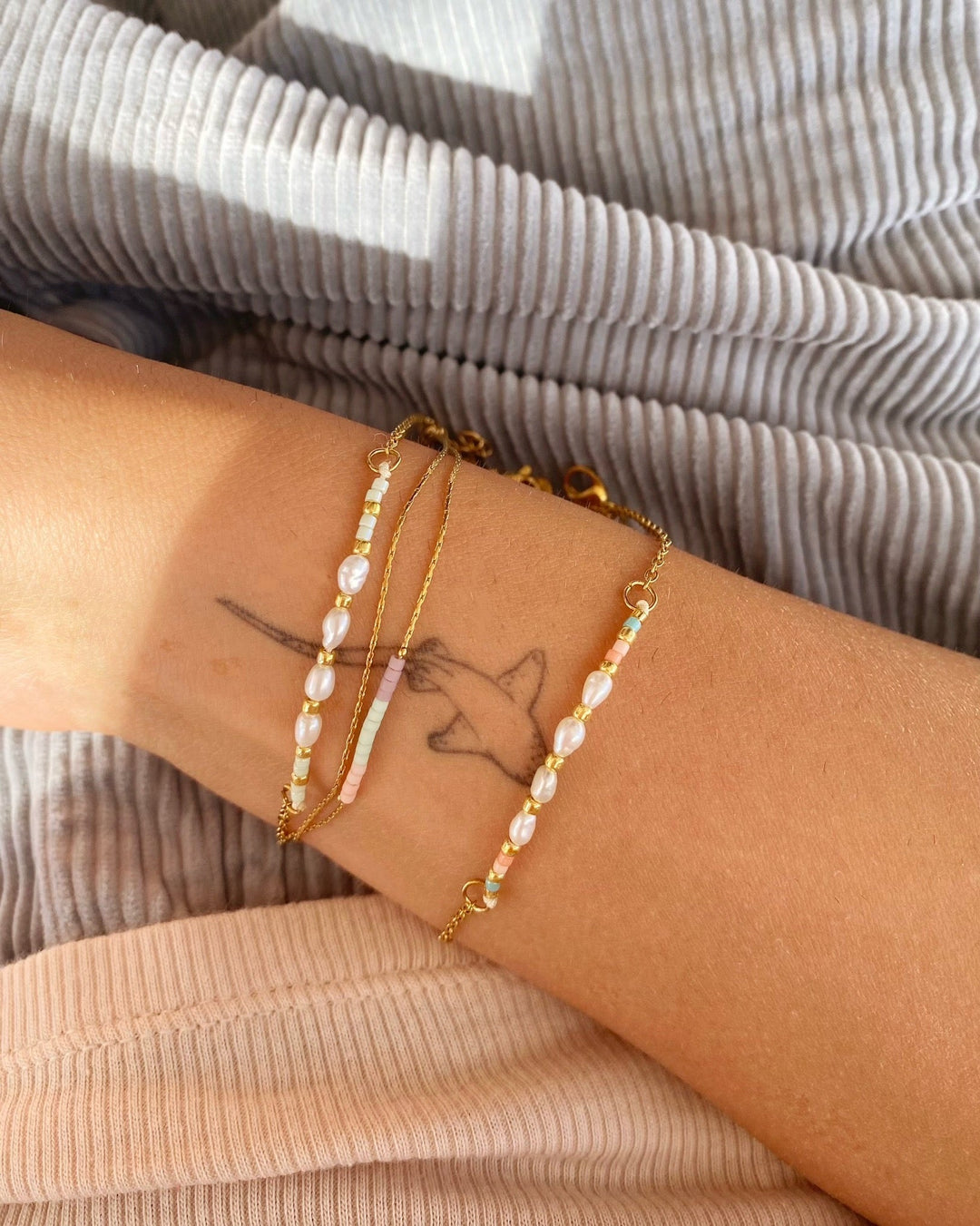 Beach Girl Boho Armband mit Süßwasserperlen und Miyuki Perlen aus wasserfestem Edelstahl für Meer, Pool von Alicia's Diary