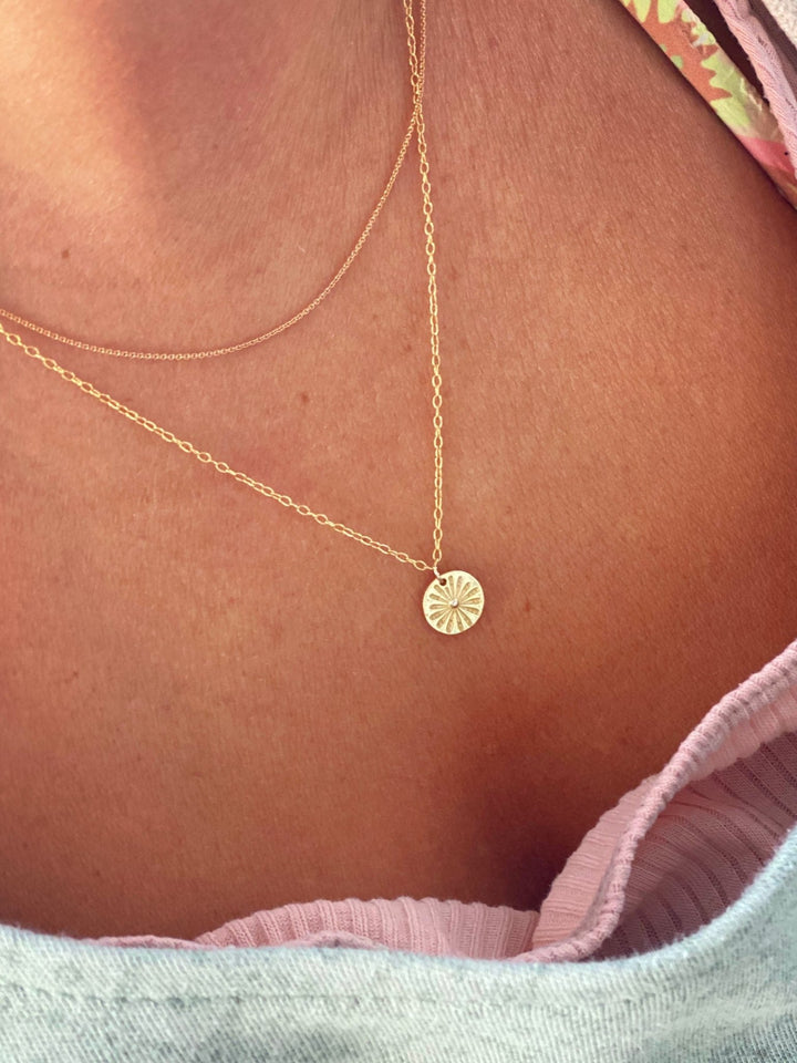 Zarte Sonnenkette im Sommer am Strand getragen