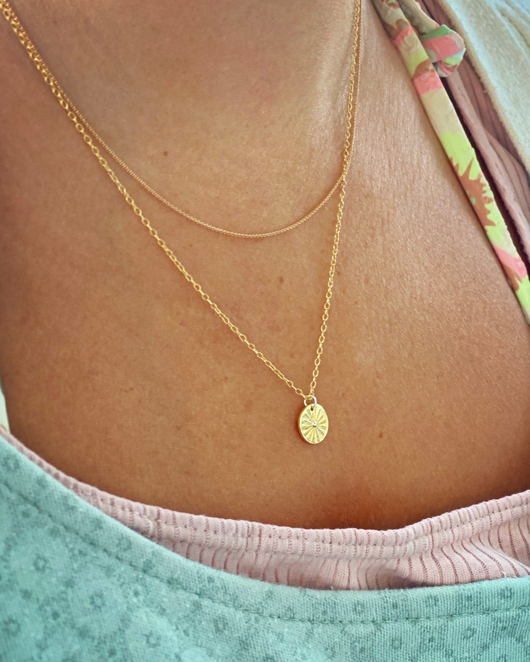 Sonnenkette mit Münze gestylt zu Alltagsoutfit