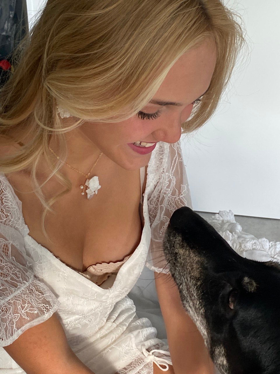 Handgemachter Brautschmuck mit weißen Blumen, Braut Styling, Braut look mit Hund, Rosen Kette aus Keramik, Brautschmuck Shop