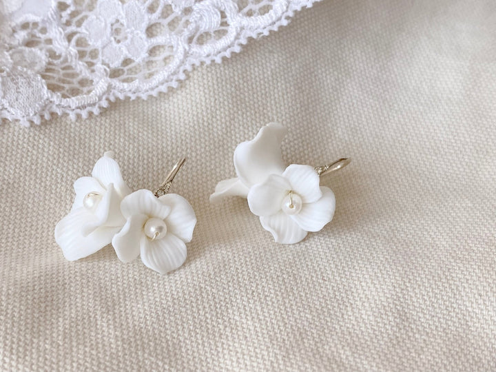 Leichte Blüten Ohrhänger für Brautlooks von ALICIA'S DIARY