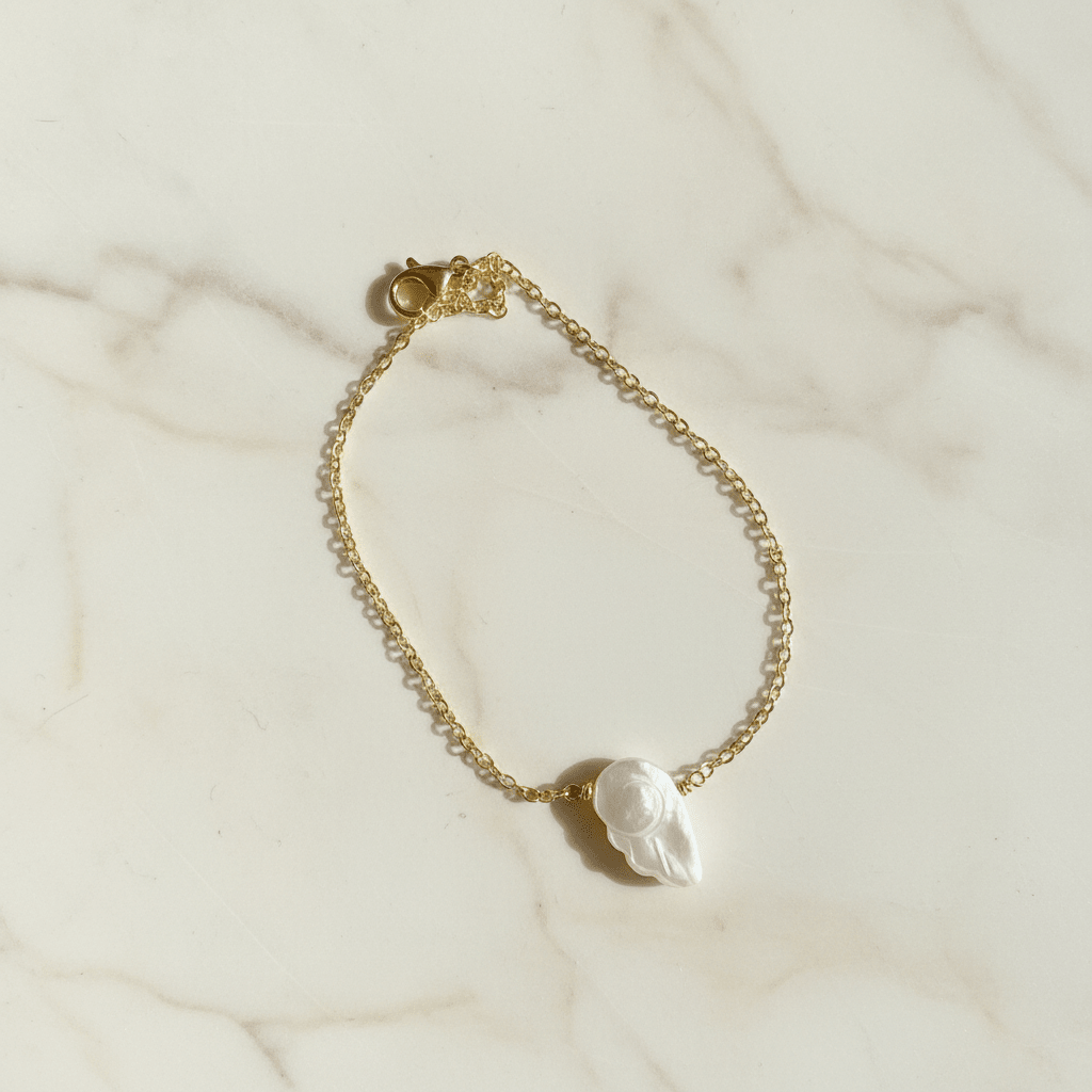 Goldenes Armband mit Engel, schlichtes Armband Damen aus Gold Fill, Perlmutt Anhänger Armband, Gold Filled Armband für Frauen