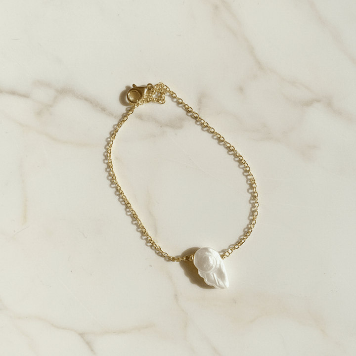 Goldenes Armband mit Engel, schlichtes Armband Damen aus Gold Fill, Perlmutt Anhänger Armband, Gold Filled Armband für Frauen
