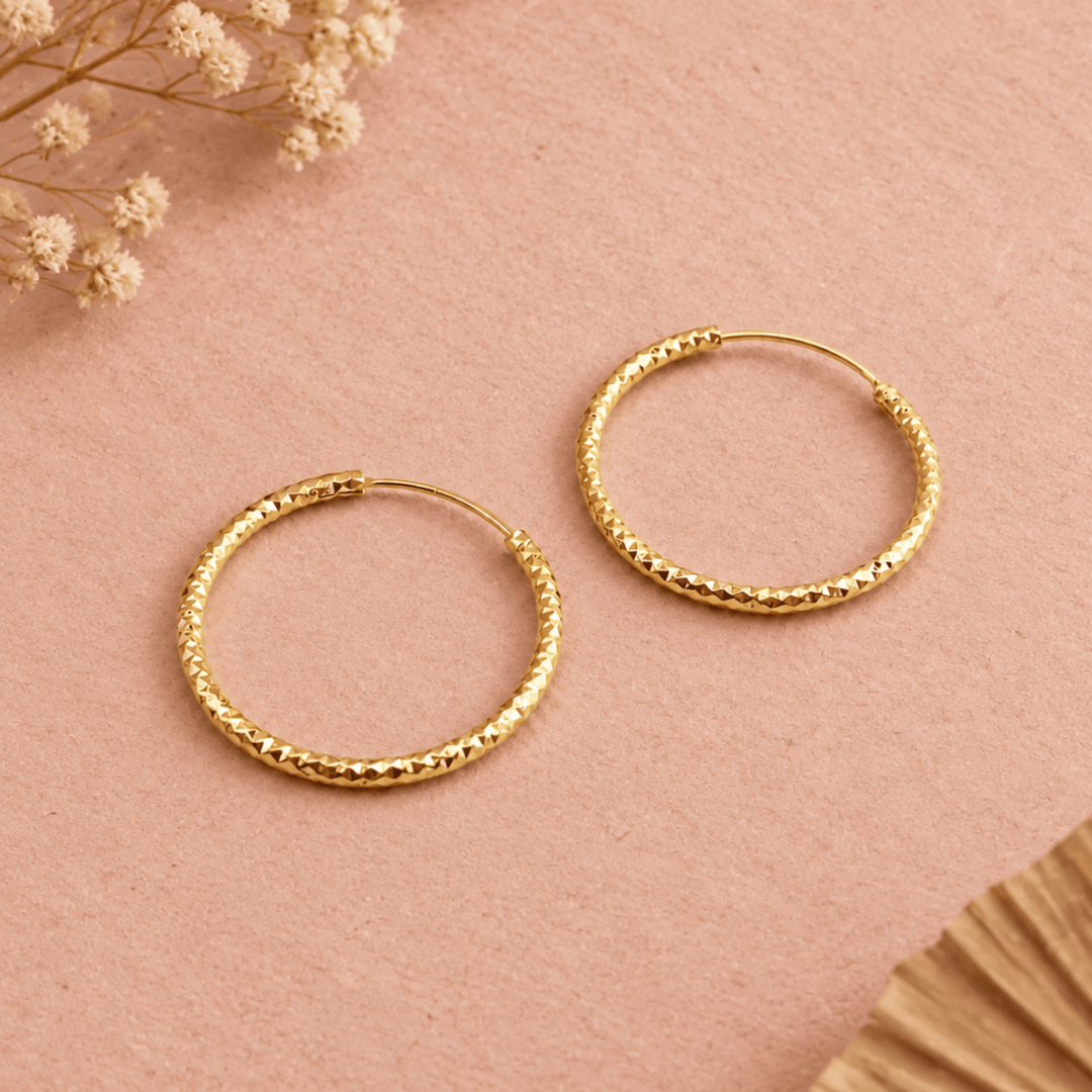 Medium Creolen mit Diamond Cut, goldene Reifen, Hoops, cooler Schmuck für junge Frauen, Ohrringe von