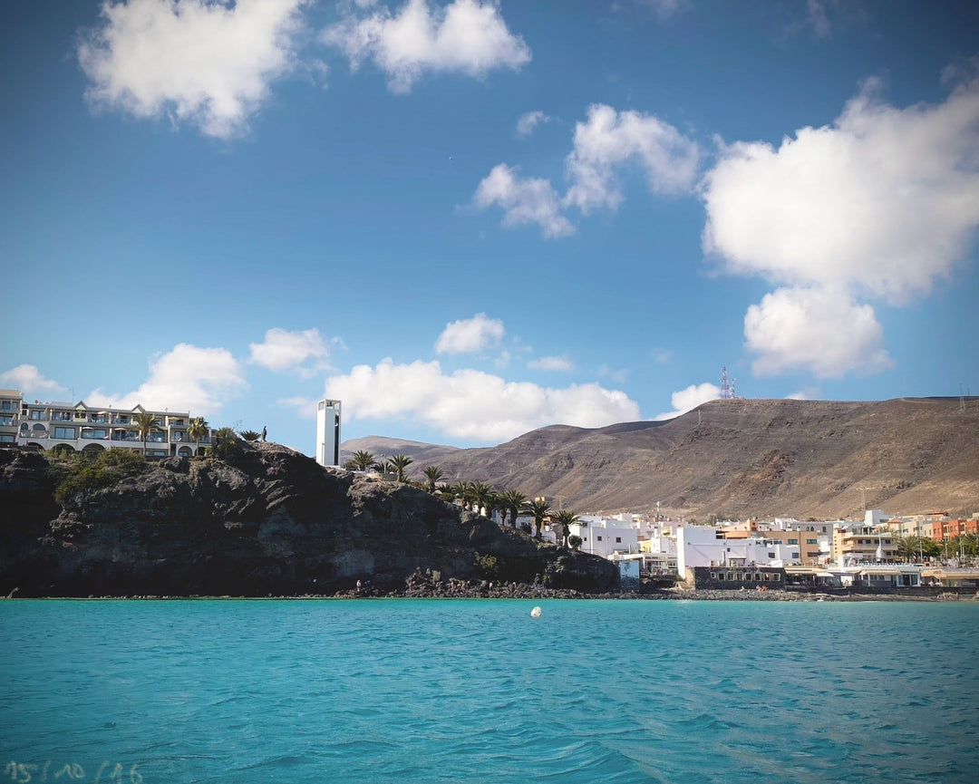 Wolken am Himmel über dem spanischen Dorf Morro Jable auf Fuerteventura - ALICIA'S DIARY.
