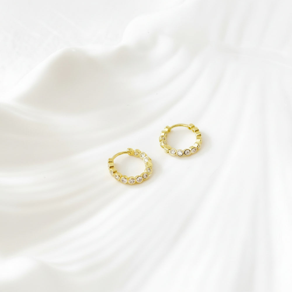 Ohrringe für Ear Stacking gold, gedrehte Strass Huggies Creolen, goldene Ohrringe für Damen und junge Frauen, Alicia's Diary