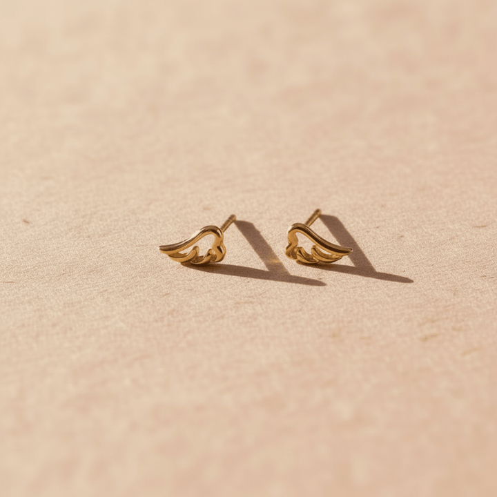 Besondere goldene Ohrstecker mit Engelnflügeln aus 925 Silber für empfindliche Ohren und Schmuckallergiker, Schmuck für Kinder, Frauen und Teenager Mädchen