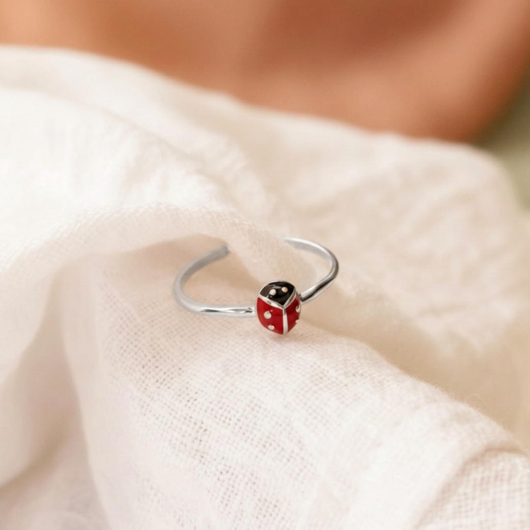 Zarter silberner Marienkäfer-Ring für Mädchen, verstellbarer Ring für Kinder, klassischer Kinderschmuck für Geburtstag, Einschulung