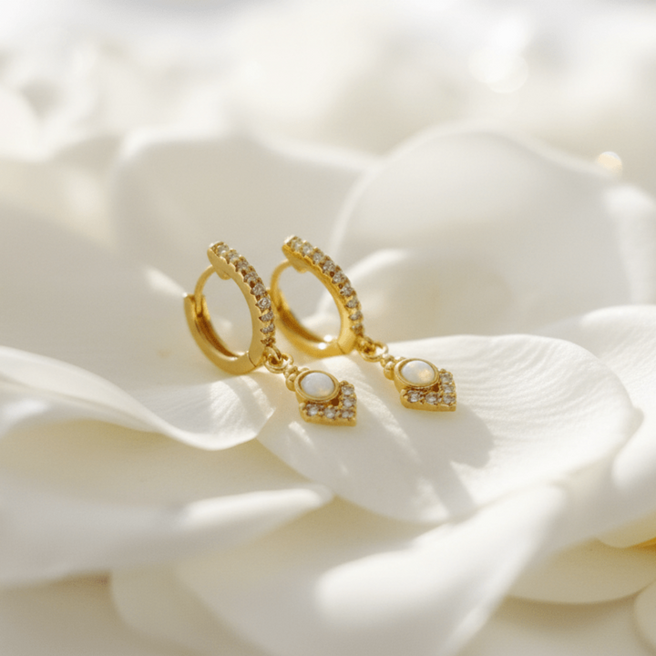 Opal Ohrringe mit Tropfen, kleine Creolen mit Anhänger gold, Creolen mit Anhänger Steinchen, feine Ohrringe für junge Frauen