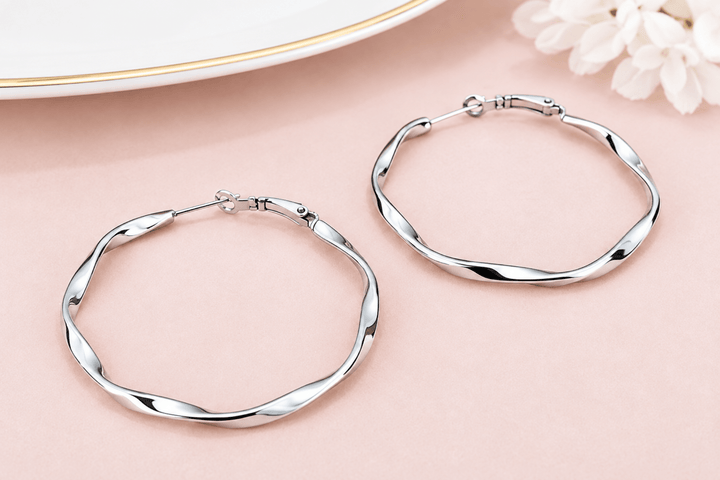 Silberne gedrehte Creolen aus Edelstahl, wasserfeste Ohrringe, schöner Silberschmuck, Schmuck online bestellen