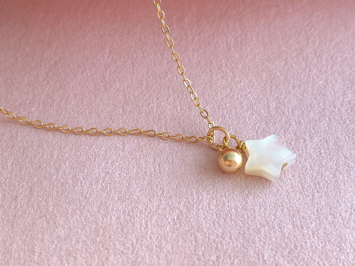 Halskette mit Doppelanhänger aus echtem Perlmutt von Alicia's Diary