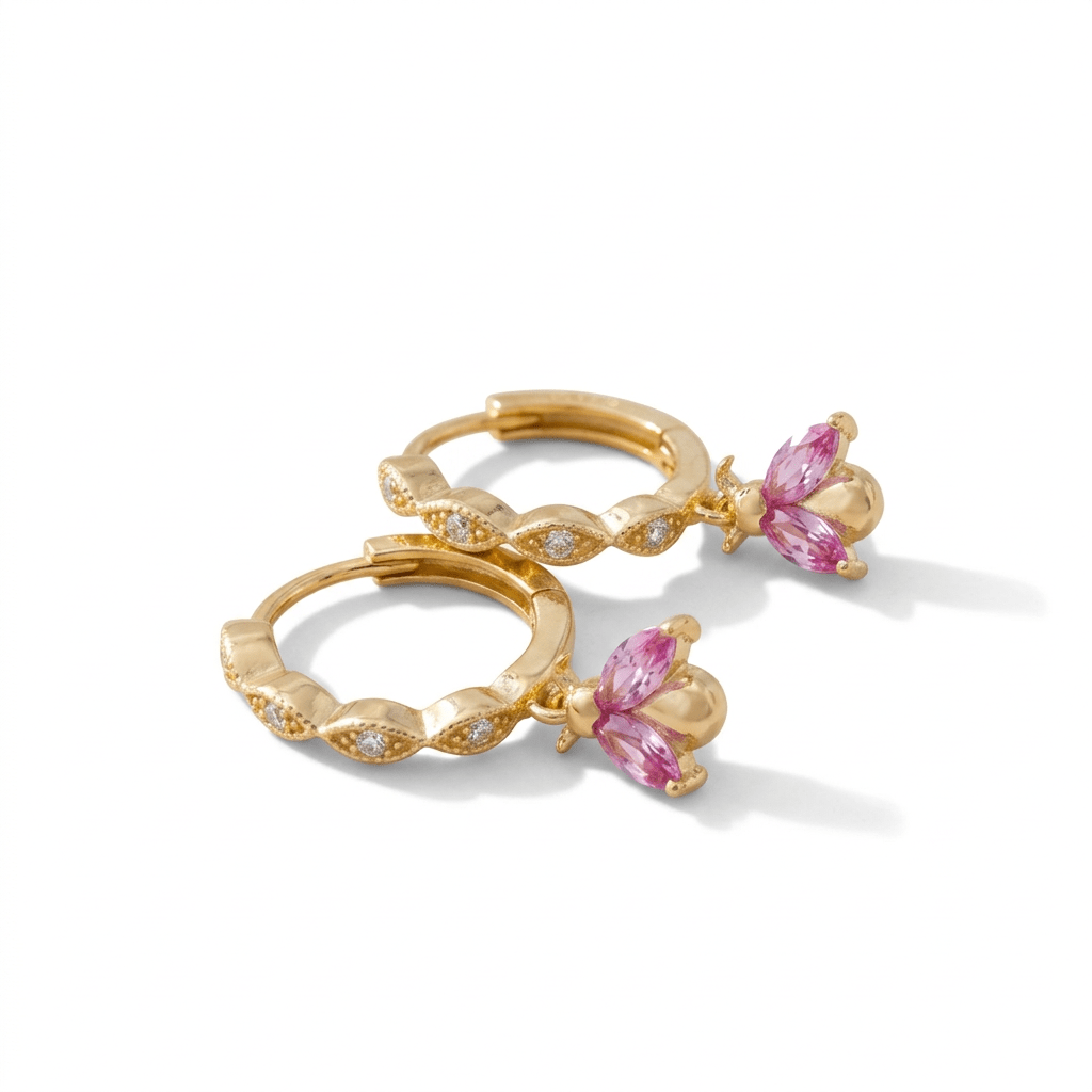 Pequeños pendientes de aro dorados con abejas y purpurina