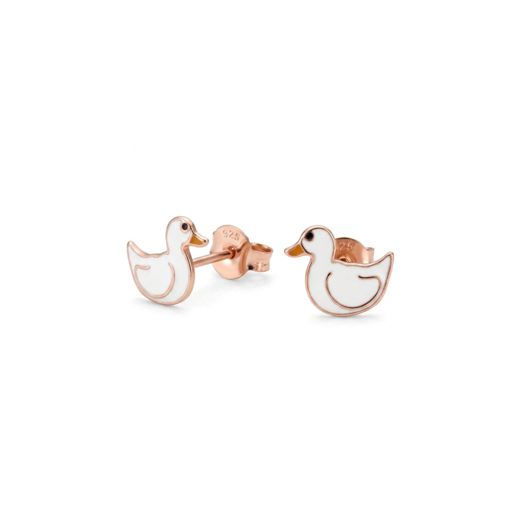 Pendientes infantiles vintage esmaltados con forma de patitos en plata bañada en oro rosa, hipoalergénicos e impermeables, de Alicia's Diary.