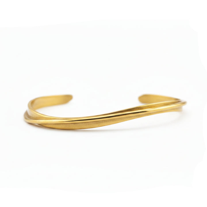 Brazalete de oro brillante sobre fondo blanco