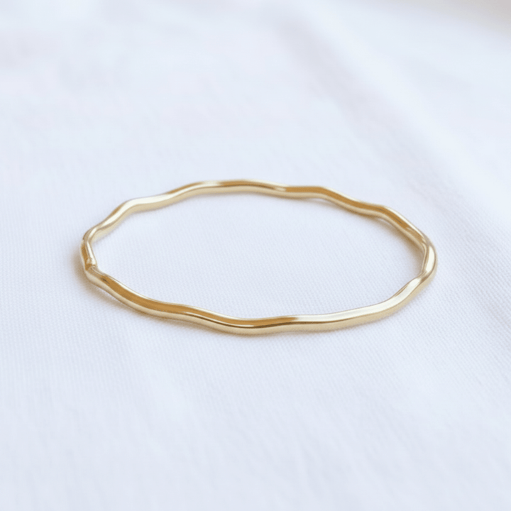 Clean Girl Armeif gold aus Edelstahl, wasserfester Bangle mit Wellen, unregelmäßiger Armreif für jeden Tag und Urlaub
