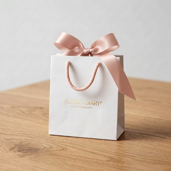 Sac cadeau rose poudré avec élégant nœud en satin, posé sur une table en bois