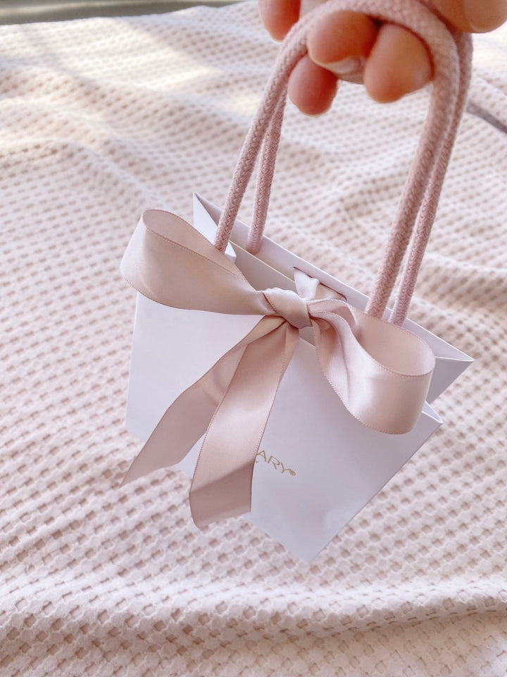 Weiße Schmuck Geschenktasche mit Schleife von ALICIA'S DIARY