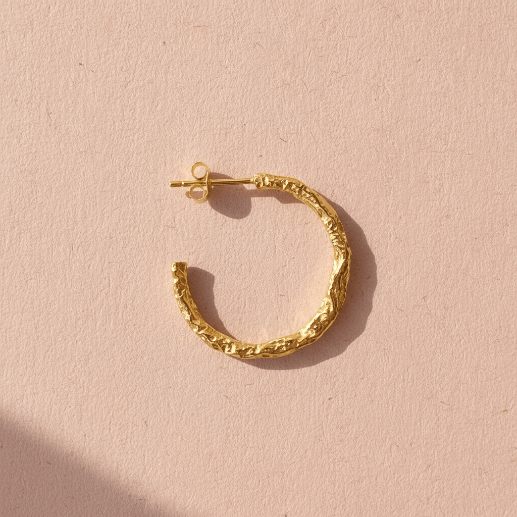 Handmade Ohrringe gold, Creolen mit Ohrstecker, Inspiration Schmuck mit Hammerschlag Optik von Alicia&